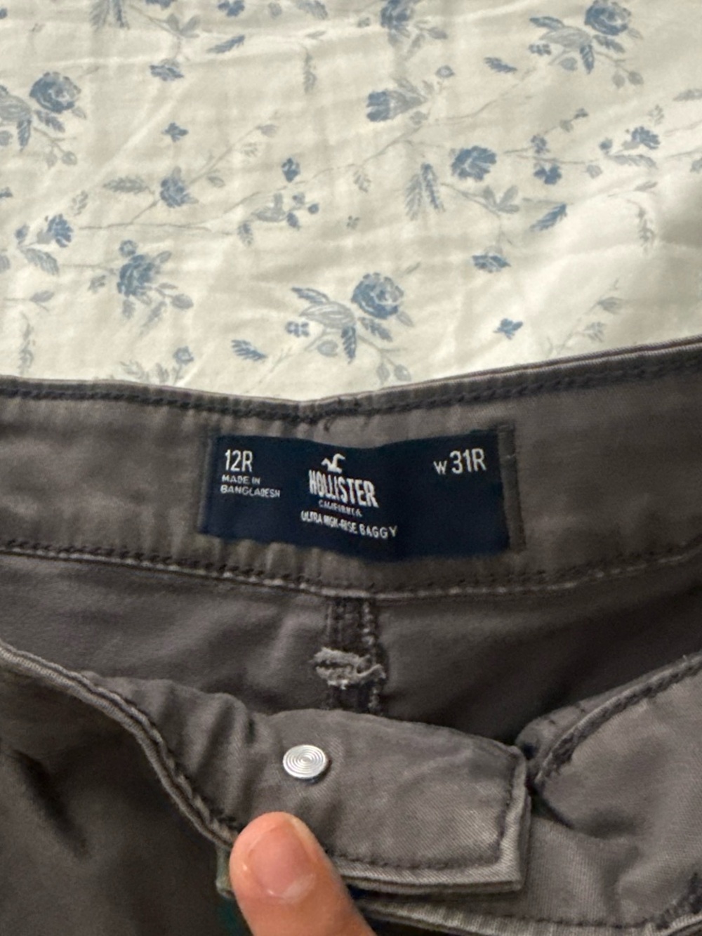 Hollister Women Cargo Pants in Dark Gray - Picture 2 of 3